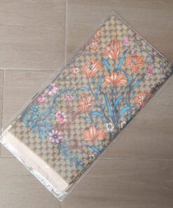 PAÑUELO RASADO ESTAMPADO CON FLORES BORDE BEIGE. 90 X 90 CM