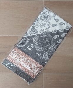 PAÑUELO RASADO ESTAMPADO CON ARABESCOS, BORDE NEGRO . 90 X 90 CM