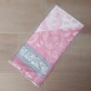 PAÑUELO RASADO ESTAMPADO CON ARABESCOS, BORDE ROSA . 90 X 90 CM