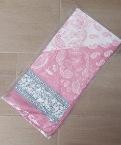 PAÑUELO RASADO ESTAMPADO CON ARABESCOS, BORDE ROSA . 90 X 90 CM