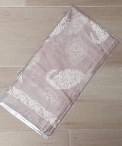 PAÑUELO RASADO FONDO ARENA CON ESTAMPA BEIGE. 90 X 90 CM