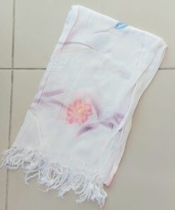 PAREO HINDÚ BLANCO PINTADO CON FLECOS. TAMAÑO 100 X 180 CM