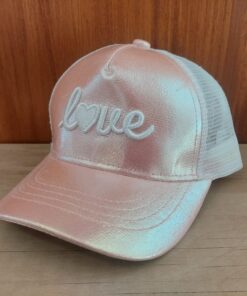 GORRA ROSA METALIZADA CON LEYENDA LOVE BORDADA