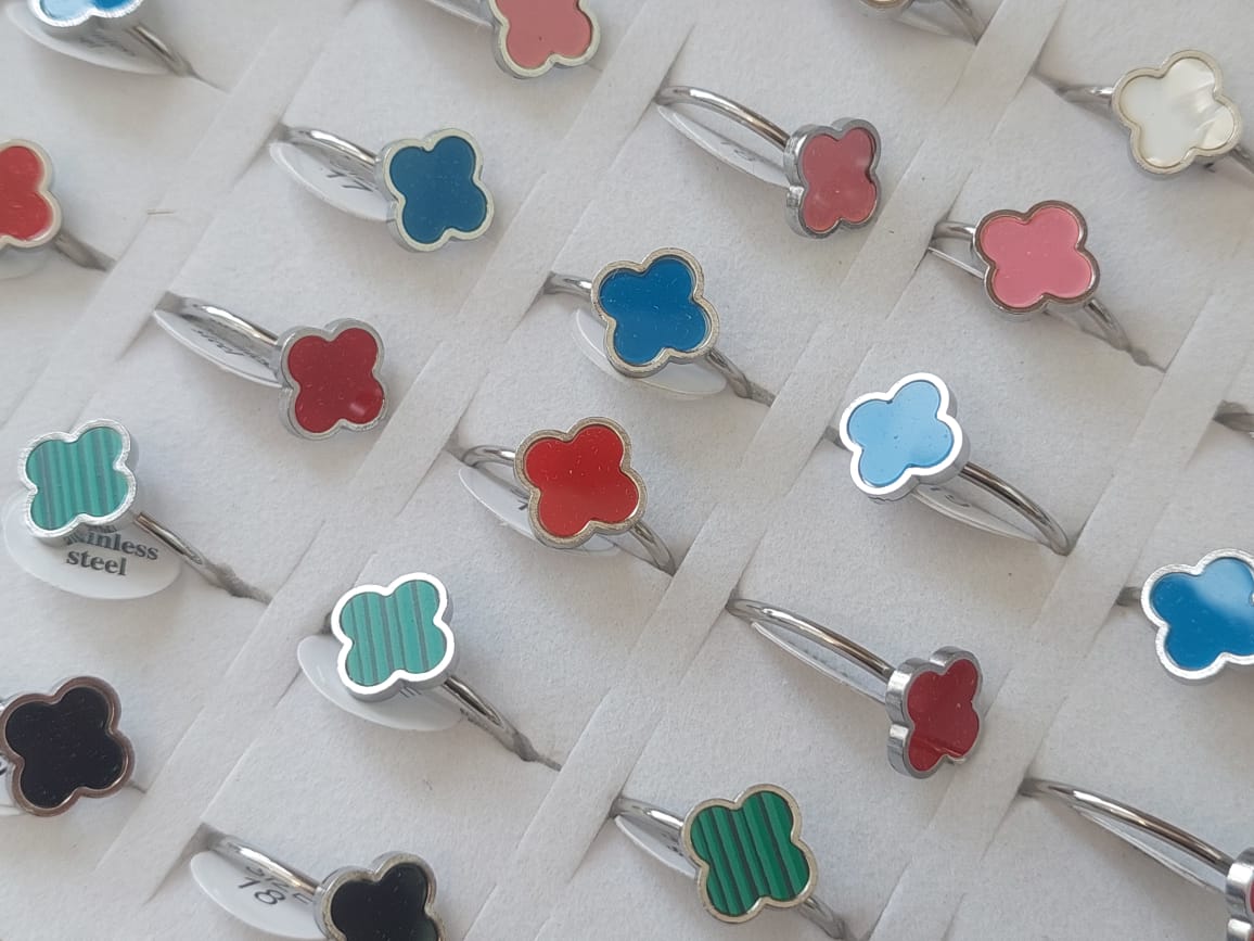 ANILLOS DE ACERO VAN CLEEF ESMALTADO X 36 UNIDADES.(MEDIDAS DEL 16 AL 20)