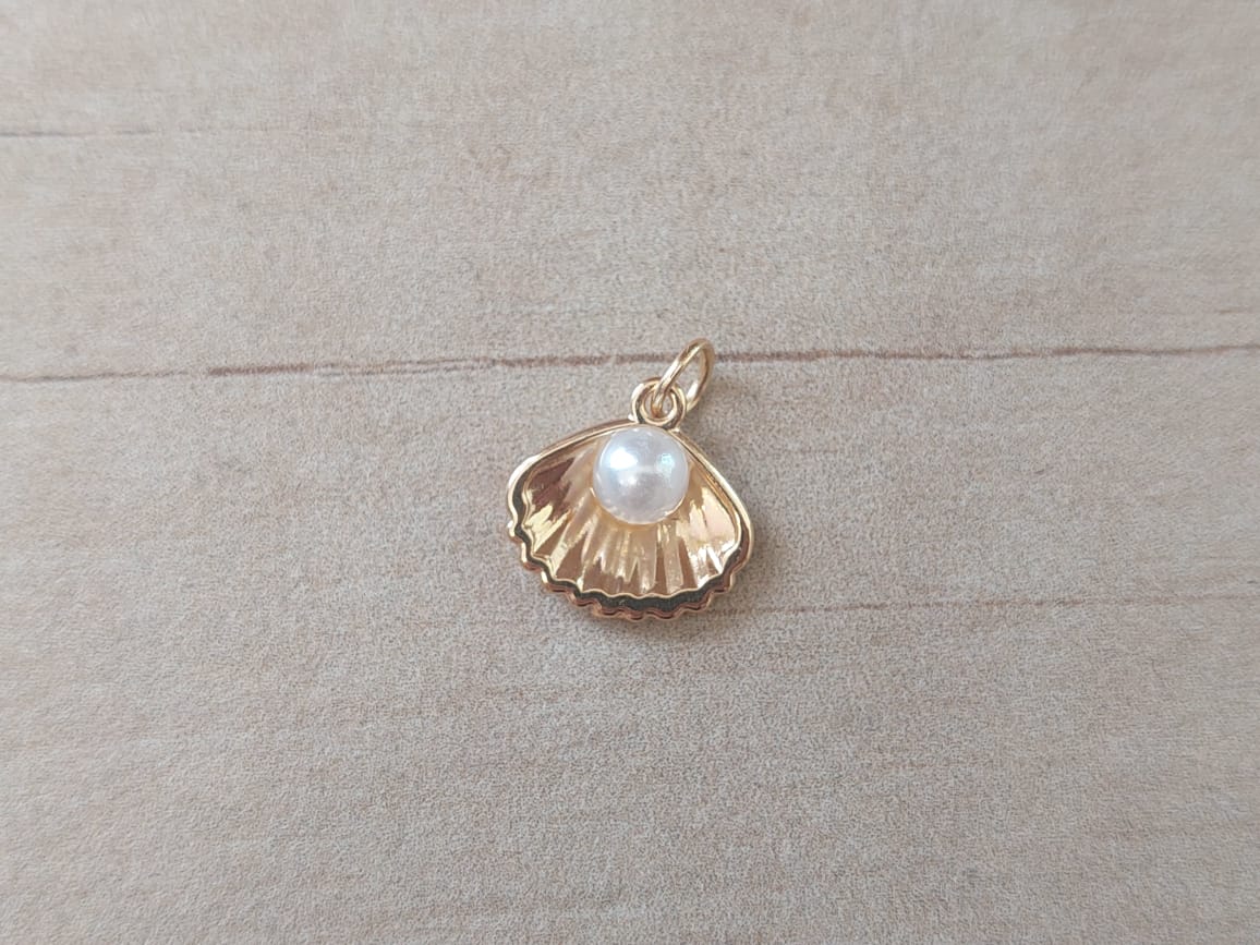 DIJE DE ACERO DORADO OSTRA CON PERLA 10 X 13 MM