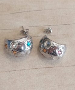 ARO DE ACERO PASANTE TIPO GOTA TRABAJADA CON STRASS MULTICOLOR. DIÁMETRO 20 MM, ANCHO 17 MM