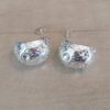 ARO DE ACERO BLANCO PASANTE TIPO GOTA TRABAJADA CON STRASS. DIÁMETRO 20 MM, ANCHO 17 MM