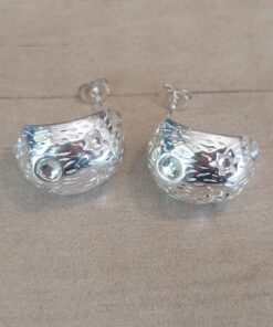 ARO DE ACERO BLANCO PASANTE TIPO GOTA TRABAJADA CON STRASS. DIÁMETRO 20 MM, ANCHO 17 MM