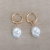 ARO DE ACERO DORADO ARGOLLA 2 MM CON BISAGRA Y PERLA CHATA COLGANTE. DIÁMETRO 12 MM