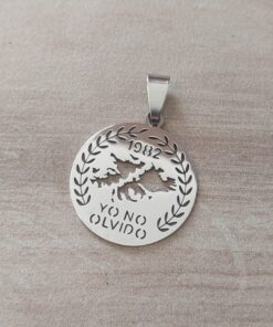 DIJE DE ACERO ISLAS MALVINAS CALADAS CON LEYENDA "YO NO OLVIDO". 25 MM