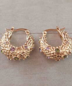 ARO DE ACERO DORADO TIPO CRIOLLO TRABAJADO CON STRASS MULTICOLOR. DIÁMETRO 20 MM, ANCHO 10 MM