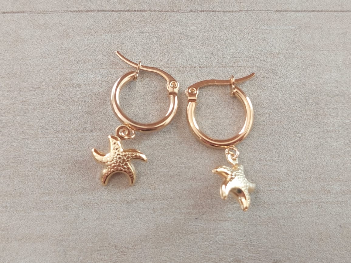 ARO DE ACERO DORADO ARGOLLA 15 MM CON DIJE ESTRELLA DE MAR HUECO.