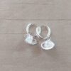 ARO DE ACERO BLANCO ARGOLLA BISAGRA 10 MM CON DIJE COLGANTE OSTRA CON PERLA. LARGO TOTAL 20 MM