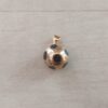 DIJE DE ACERO DORADO PELOTA DE FÚTBOL CON GAJOS NEGROS. TAMAÑO 13 MM