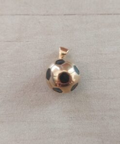 DIJE DE ACERO DORADO PELOTA DE FÚTBOL CON GAJOS NEGROS. TAMAÑO 13 MM