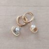 ARO DE ACERO DORADO ARGOLLA BISAGRA 10 MM CON DIJE COLGANTE OSTRA CON PERLA. LARGO TOTAL 20 MM