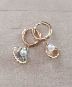 ARO DE ACERO DORADO ARGOLLA BISAGRA 10 MM CON DIJE COLGANTE OSTRA CON PERLA. LARGO TOTAL 20 MM