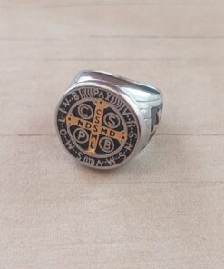 ANILLO DE ACERO CRUZ SAN BENITO DORADA Y DETALLES ENNEGRECIDOS.