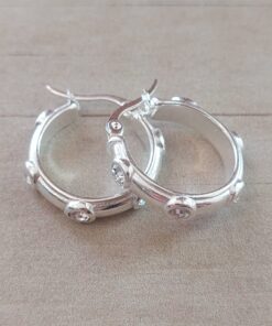 ARO DE ACERO BLANCO ARGOLLA MEDIA CAÑA CON 5 STRASS. DIÁMETRO 20 MM, ANCHO 5 MM