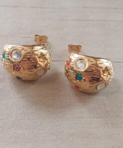 ARO DE ACERO DORADO PASANTE TIPO GOTA TRABAJADA CON STRASS MULTICOLOR. DIÁMETRO 20 MM, ANCHO 17 MM