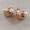 ARO DE ACERO DORADO PASANTE TIPO GOTA TRABAJADA CON STRASS. DIÁMETRO 20 MM, ANCHO 17 MM