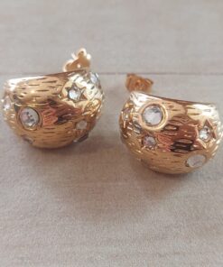 ARO DE ACERO DORADO PASANTE TIPO GOTA TRABAJADA CON STRASS. DIÁMETRO 20 MM, ANCHO 17 MM