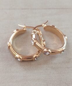 ARO DE ACERO DORADO ARGOLLA MEDIA CAÑA CON 5 STRASS. DIÁMETRO 20 MM, ANCHO 5 MM