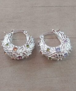ARO DE ACERO BLANCO TIPO CRIOLLO TRABAJADO CON STRASS MULTICOLOR. DIÁMETRO 20 MM, ANCHO 10 MM