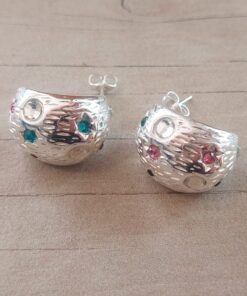 ARO DE ACERO BLANCO PASANTE TIPO GOTA TRABAJADA CON STRASS MULTICOLOR. DIÁMETRO 20 MM, ANCHO 17 MM