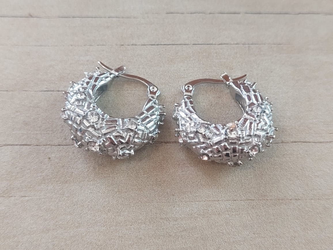 ARO DE ACERO TIPO CRIOLLO TRABAJADO CON STRASS. DIÁMETRO 20 MM, ANCHO 10 MM