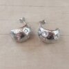 ARO DE ACERO PASANTE TIPO GOTA TRABAJADA CON STRASS. DIÁMETRO 20 MM, ANCHO 17 MM
