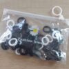COLITAS MINI COLOR NEGRO Y BLANCO. TAMAÑO 2.0. BOLSA X 50 UNIDADES APROX.