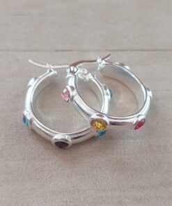 ARO DE ACERO BLANCO ARGOLLA MEDIA CAÑA CON 5 STRASS MULTICOLOR. DIÁMETRO 20 MM, ANCHO 5 MM