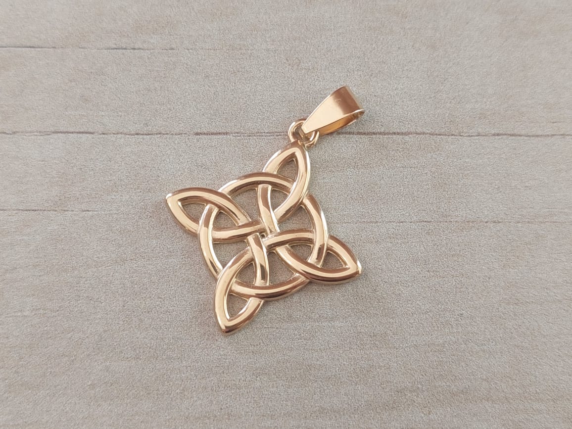 DIJE DE ACERO DORADO CRUZ NUDO DE BRUJAS. TAMAÑO 30 MM