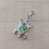DIJE DE ACERO TORTUGA DE MAR VERDE. 18 X 25 MM