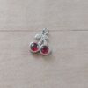 DIJE DE ACERO GUINDA CON CUBIK ROJO  12 MM.