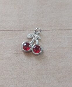 DIJE DE ACERO GUINDA CON CUBIK ROJO  12 MM.