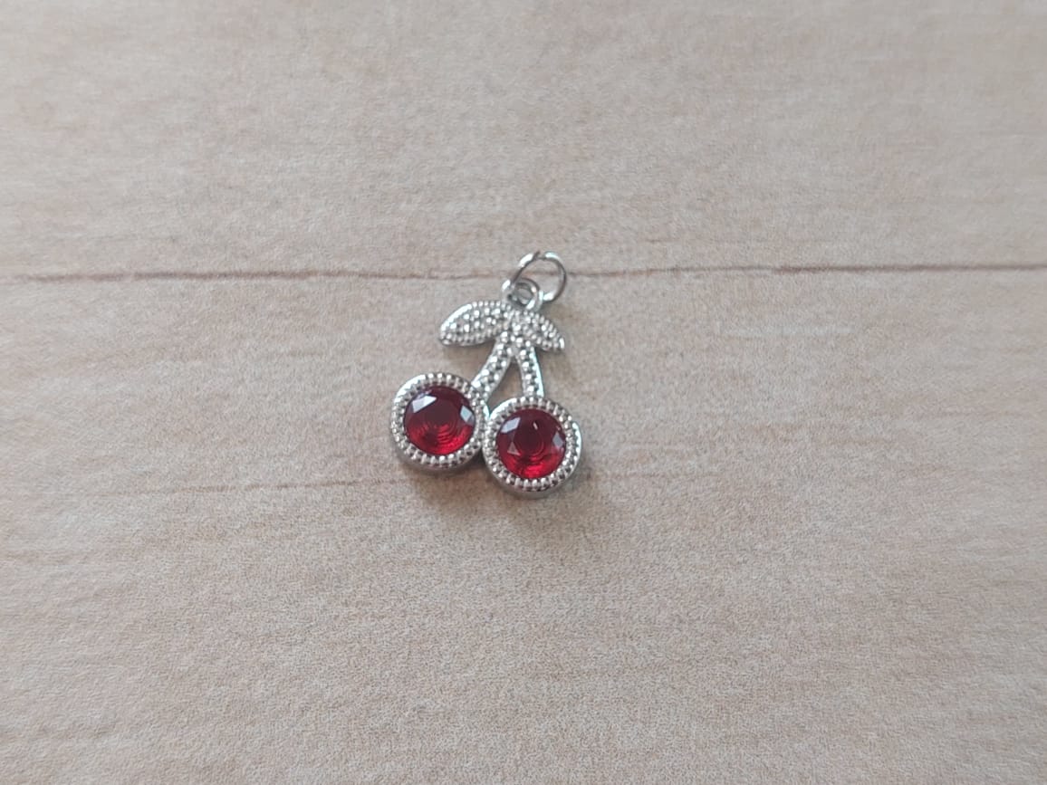 DIJE DE ACERO GUINDA CON CUBIK ROJO 12 MM.