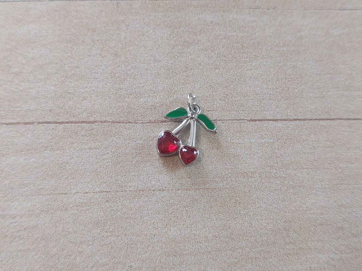 DIJE DE ACERO GUINDA CON STRASS EN FORMA DE CORAZON 10 MM.