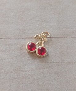 DIJE DE ACERO DORADO GUINDA CON CUBIK ROJO 12 MM.