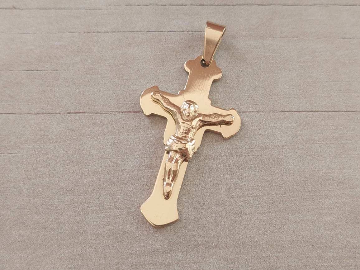 DIJE DE ACERO DORADO CRUZ CON CRISTO. 30 X 52 MM