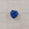 DIJE DE ACERO DORADO CORAZÓN CON STRASS AZUL. TAMAÑO 14 MM