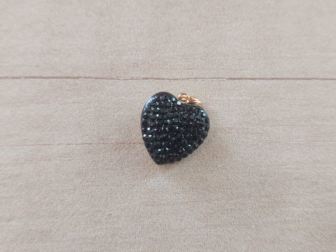 DIJE DE ACERO DORADO CORAZÓN CON STRASS NEGRO. TAMAÑO 11 MM