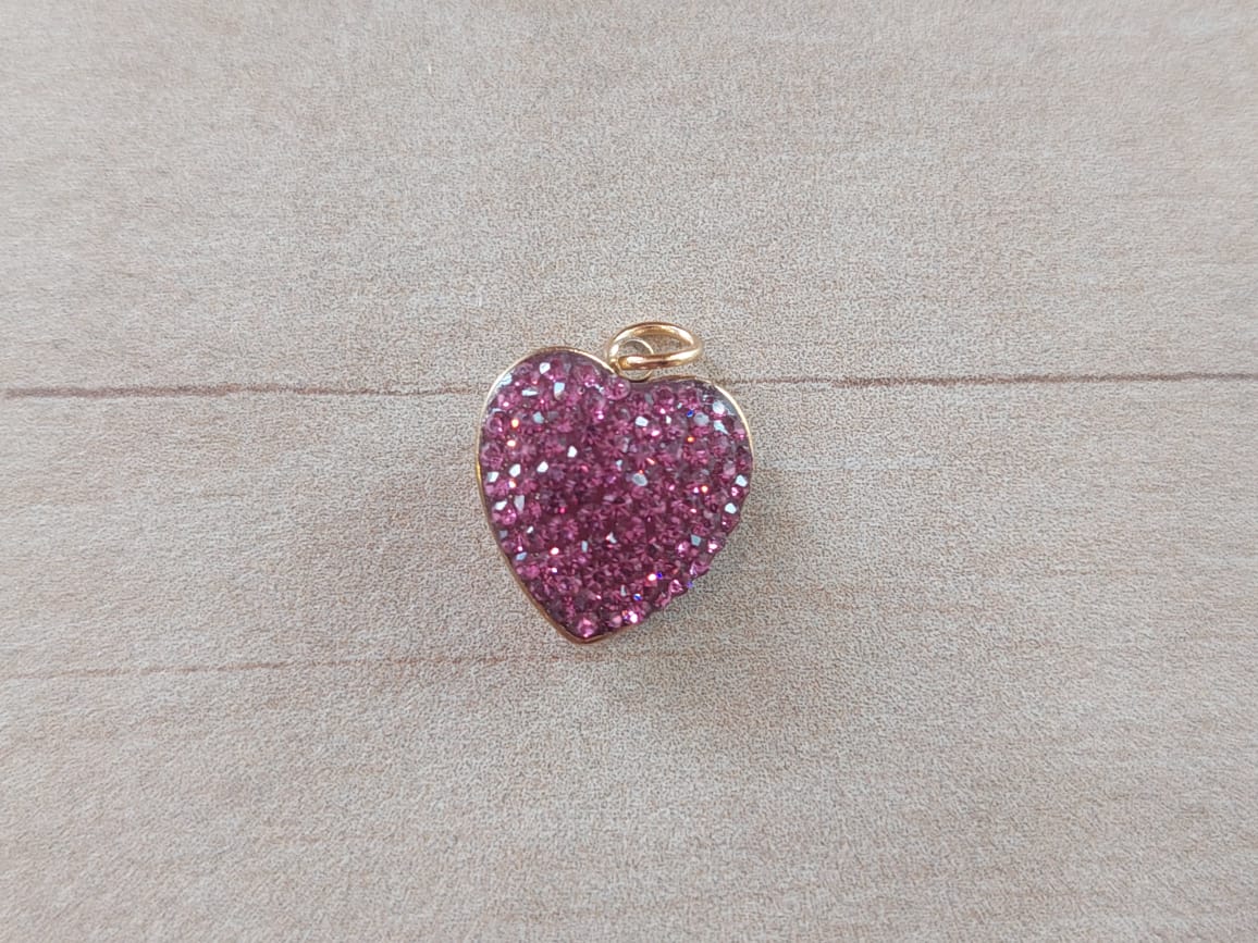 DIJE DE ACERO DORADO CORAZÓN CON STRASS LILA. TAMAÑO 14 MM