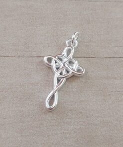 DIJE DE ACERO BLANCO CRUZ TRABAJADA CORAZÓN CENTRAL. TAMAÑO 16 X 25 MM.