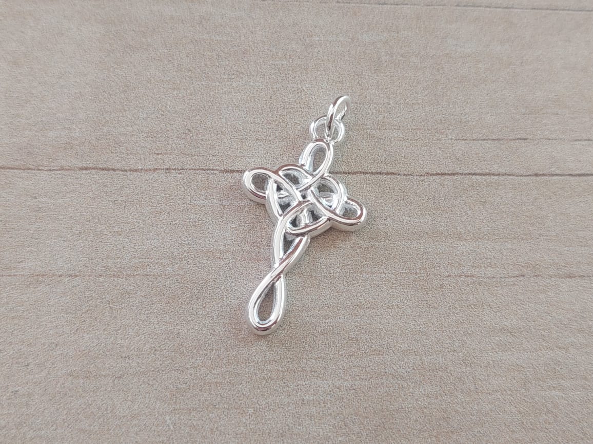 DIJE DE ACERO BLANCO CRUZ TRABAJADA CORAZÓN CENTRAL. TAMAÑO 16 X 25 MM.