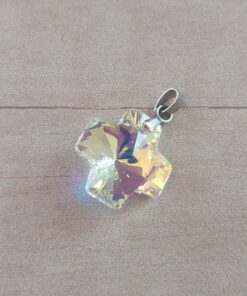 DIJE DE ACERO CRUZ DEL EQUILIBRIO 18 MM DE ACRÍLICO TORNASOLADO.
