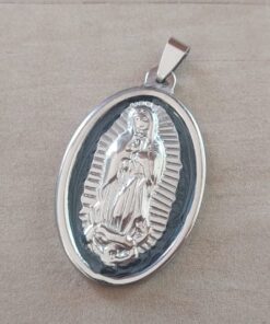 DIJE DE ACERO MEDALLA OVALADA VIRGEN DE GUADALUPE ESMALTADA EN NEGRO. TAMAÑO 28 X 40 MM.