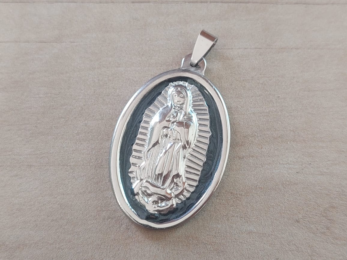 DIJE DE ACERO MEDALLA OVALADA VIRGEN DE GUADALUPE ESMALTADA EN NEGRO. TAMAÑO 28 X 40 MM.