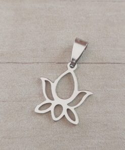 DIJE DE ACERO FLOR DE LOTO CALADA. 18 X 19 MM